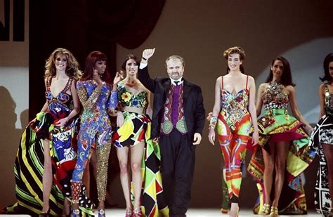 foto prima collezione gianni versace|Gianni Versace: la carriera del designer .